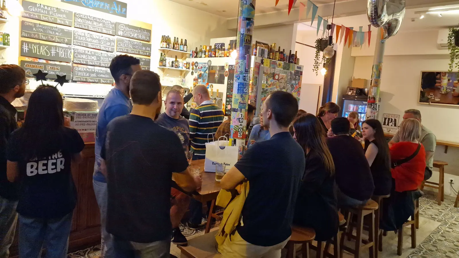 People enjoying craft beers at Queen Ale bar in Arroios