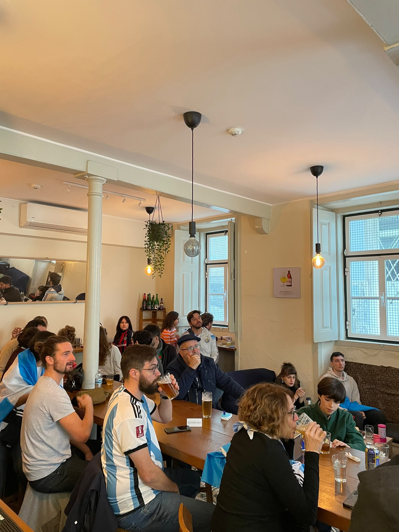 Craft beer and match-day atmosphere at Queen Ale in Arroios, Lisbon